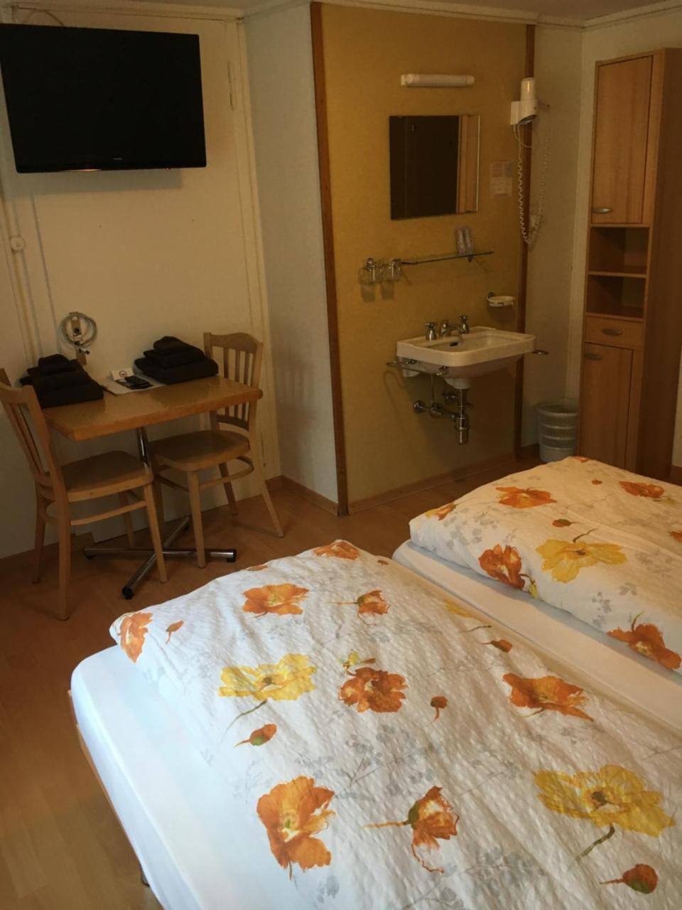 Hotel Restaurant Raben Linthal Екстериор снимка